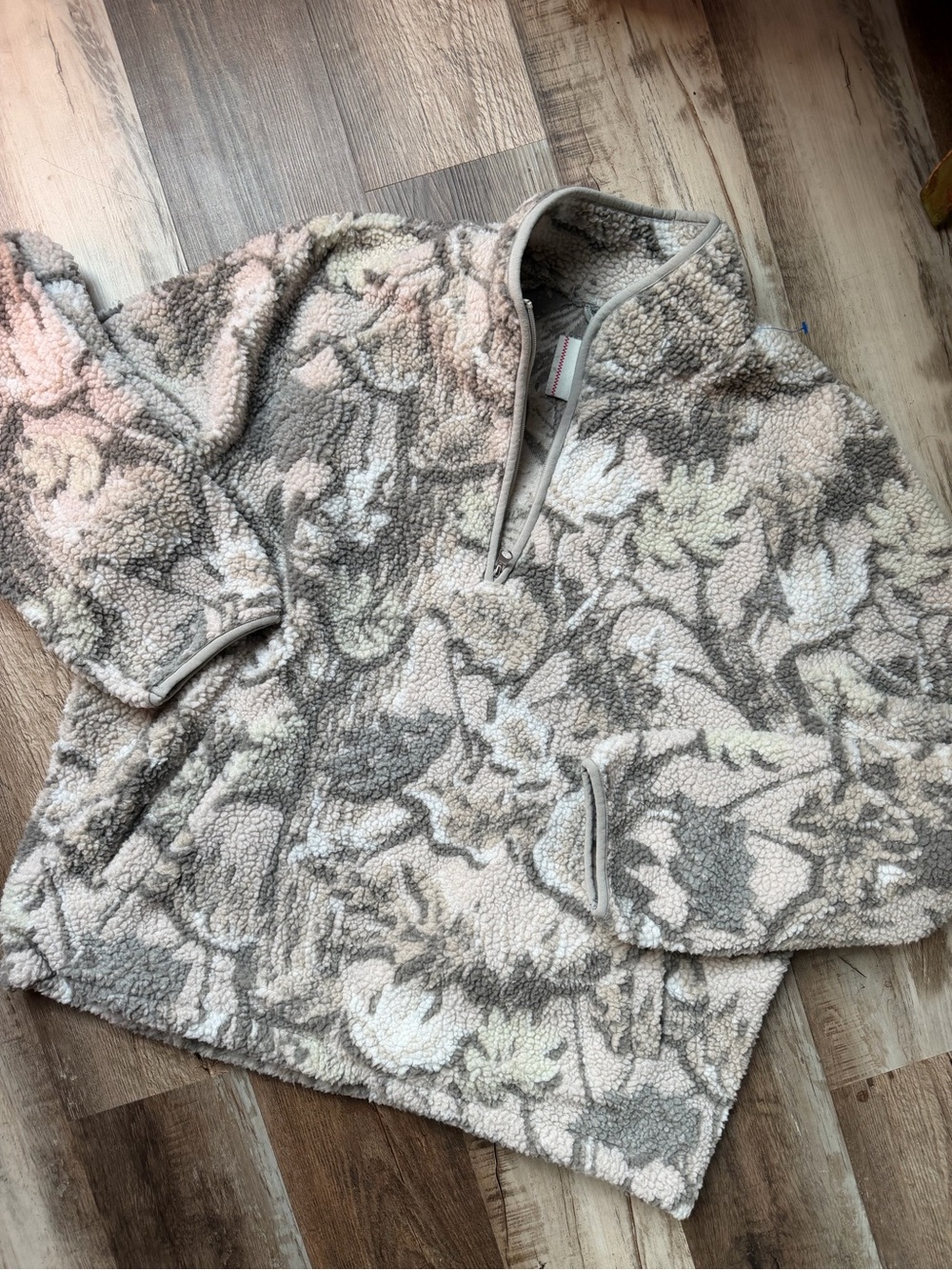 BDG Floral-Print Fleece Half-Zip Gray and Cream, Urban Outfitters, Camo look